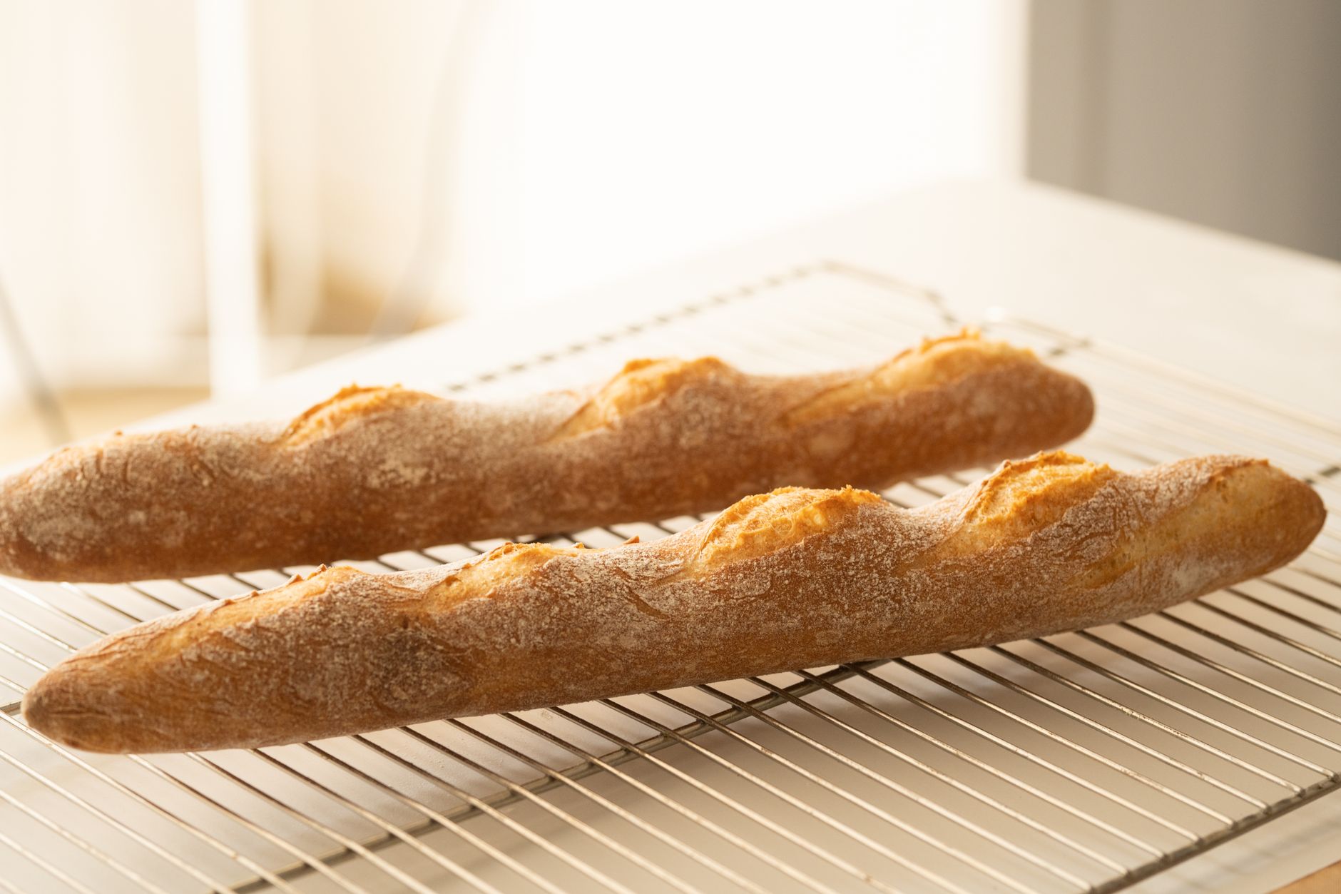 Restes de pain transformés en plusieurs recettes gourmandes sur une table en bois