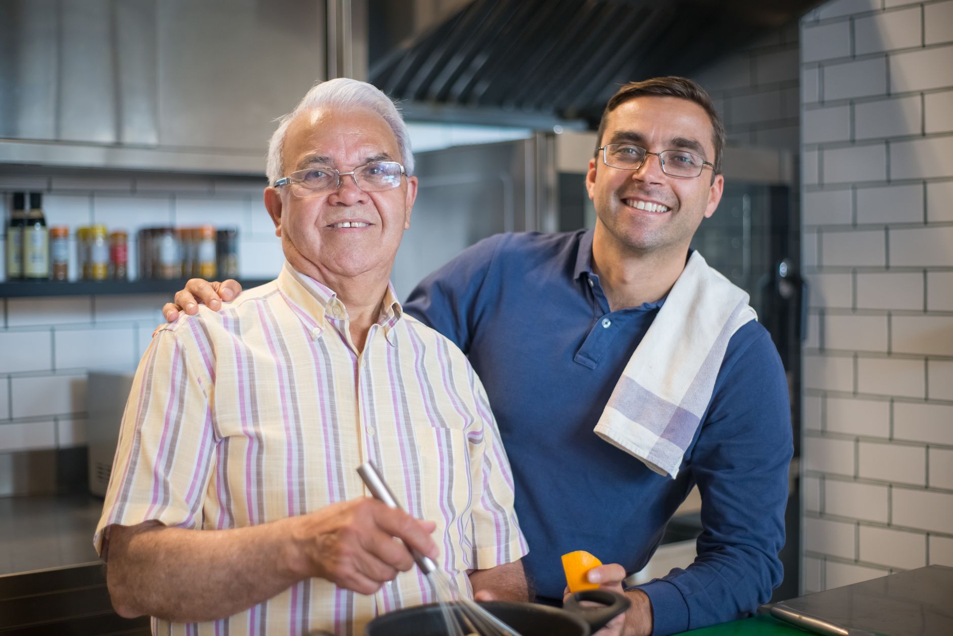 Couple de seniors préparant ensemble un repas équilibré dans leur cuisine lumineuse