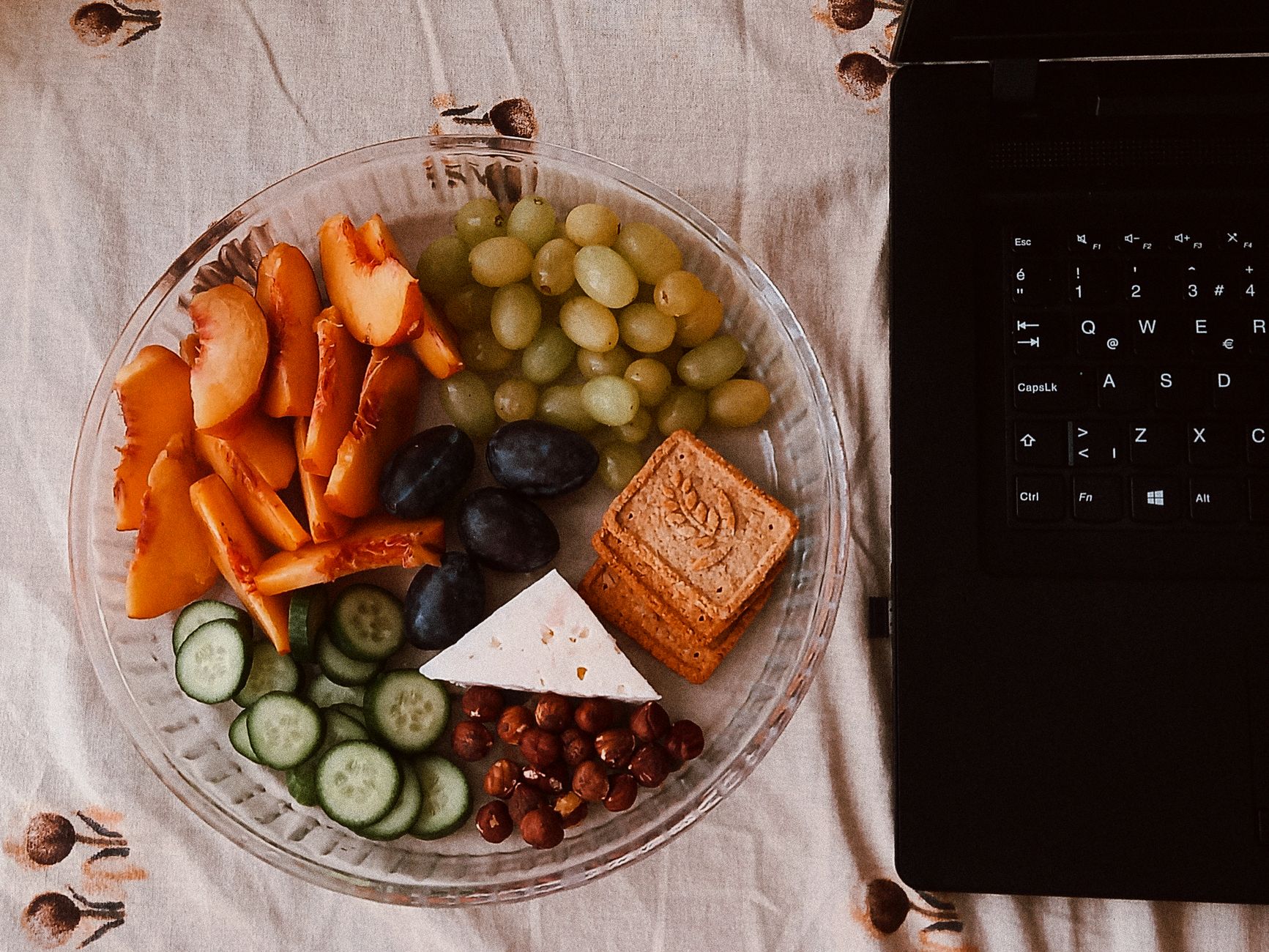 Lunchbox équilibrée posée sur un bureau lors d'un poste de nuit, avec légumes colorés, céréales complètes et thermos de soupe