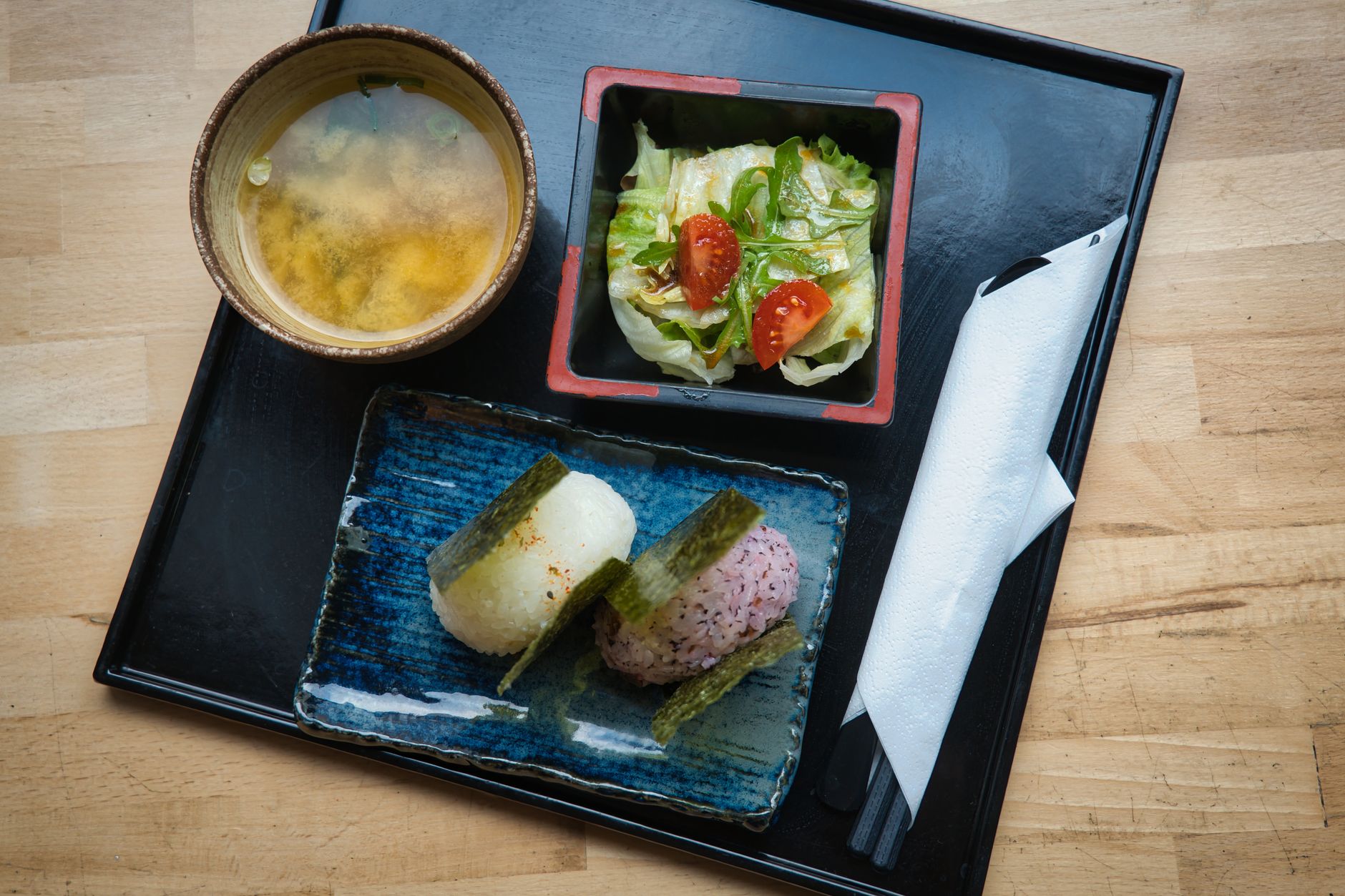 Bento maison avec riz, saumon, omelette et pickles, accompagné d'un bol de soupe miso