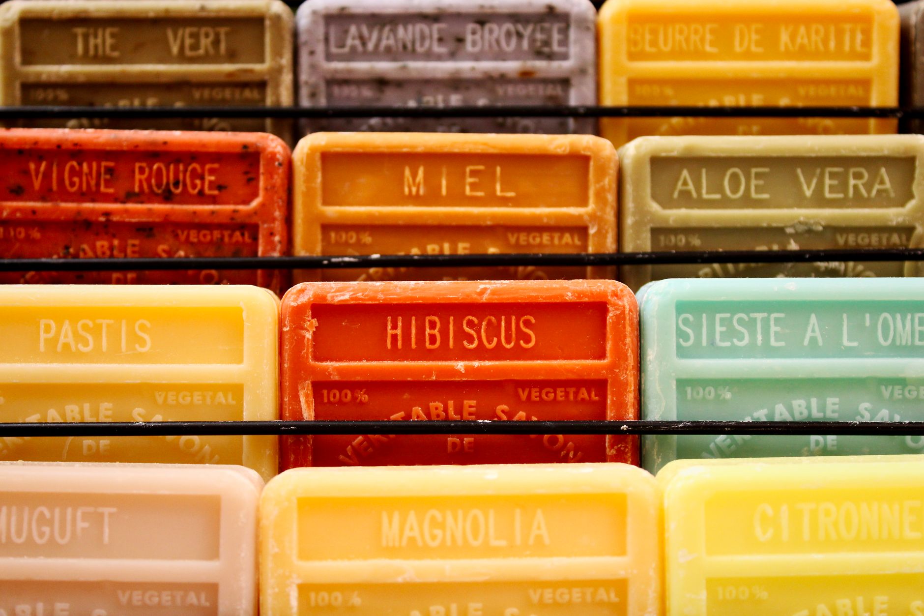 Personne lisant l'étiquette d'un produit alimentaire pour vérifier les additifs