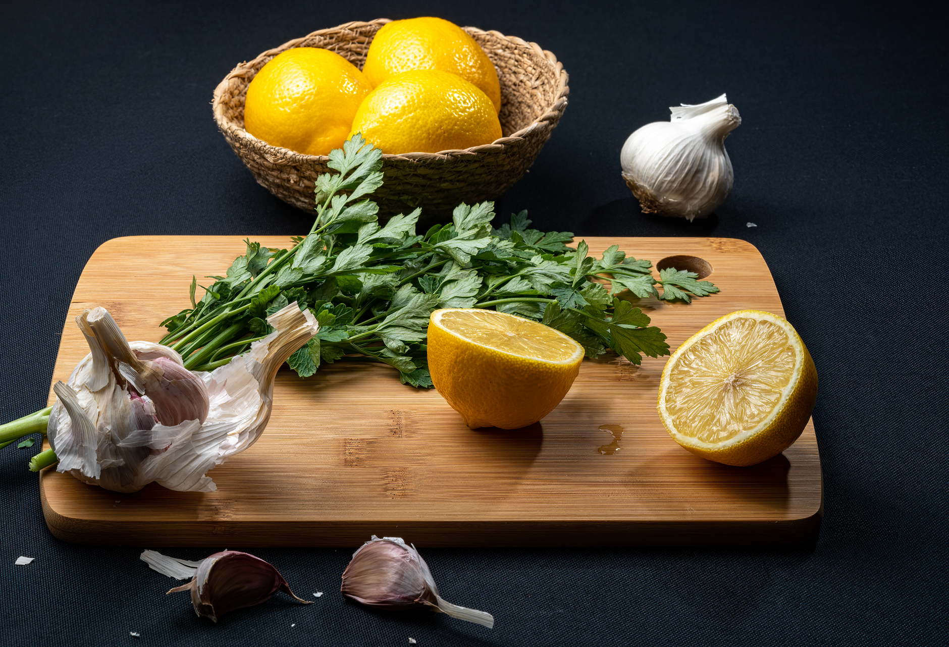 Assortiment d'aliments anti-inflammatoires colorés sur une table en bois : curcuma, saumon, avocat, myrtilles, noix