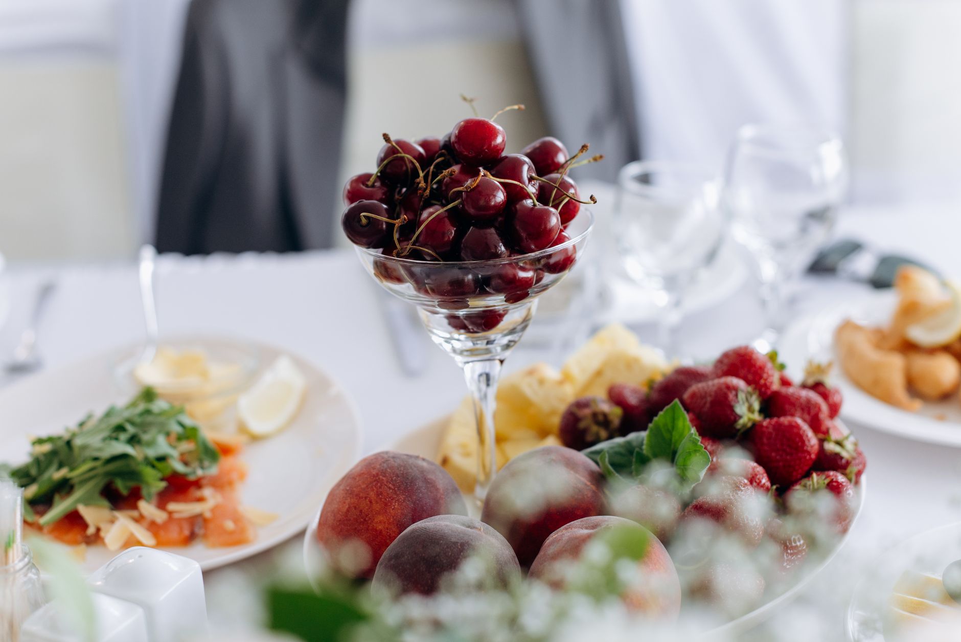 Plan de travail avec bocaux étiquetés de graines et alternatives aux fruits à coque