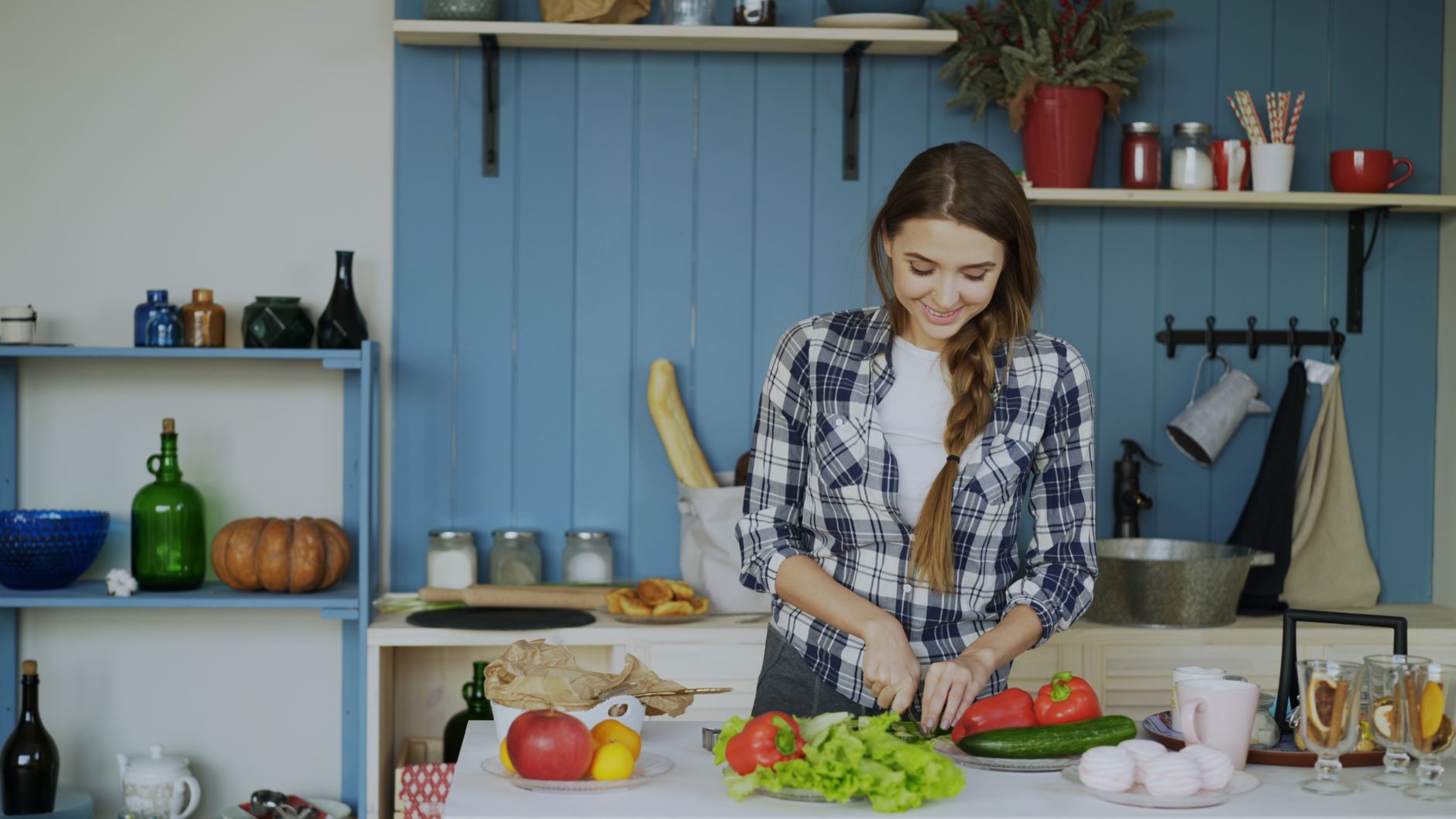 Assortiment de légumes racines d'hiver sur une table en bois avec une poêle en fonte de légumes rôtis
