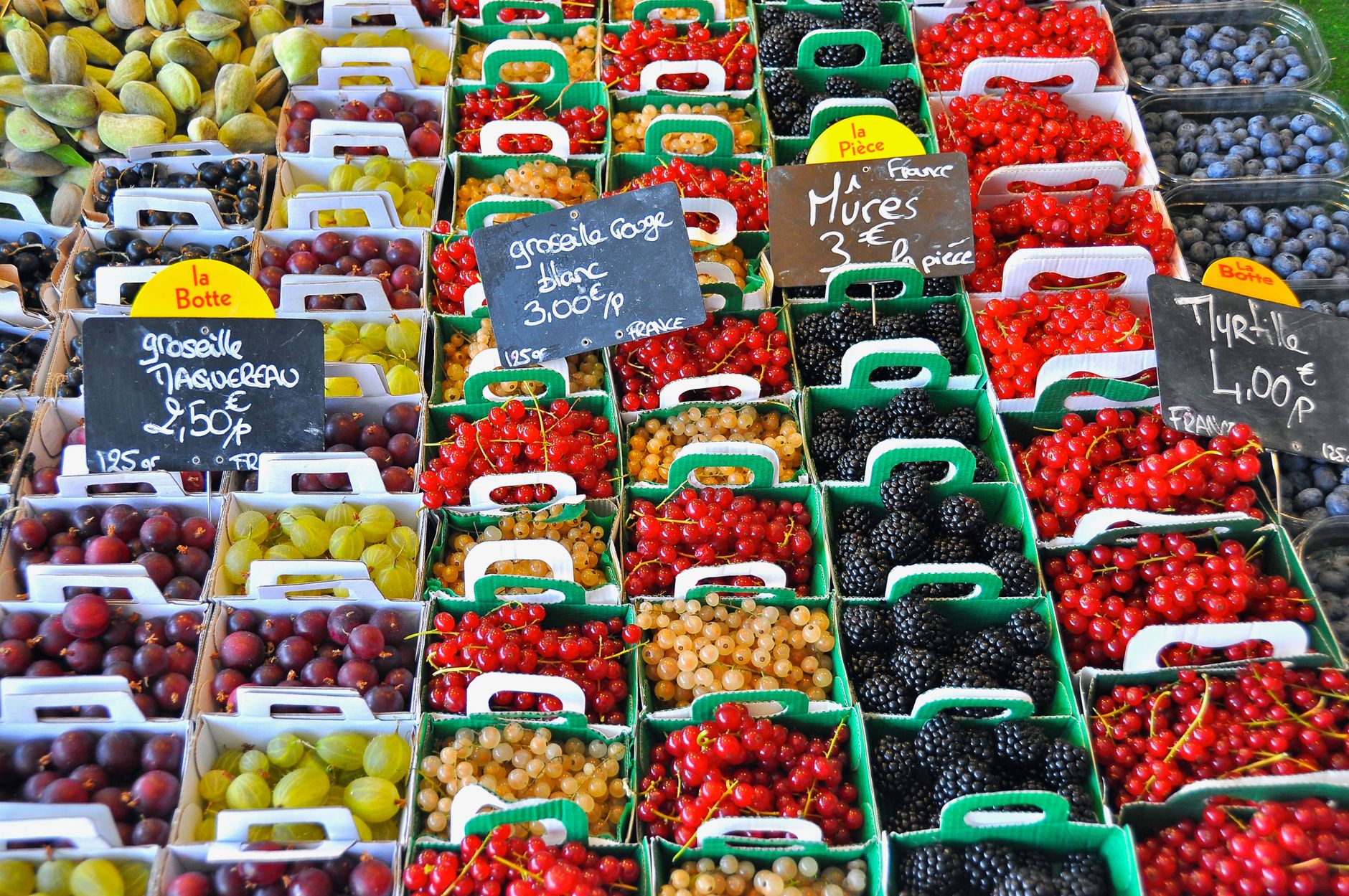 Tiroir de congélateur rempli de légumes, fruits et poissons bio surgelés
