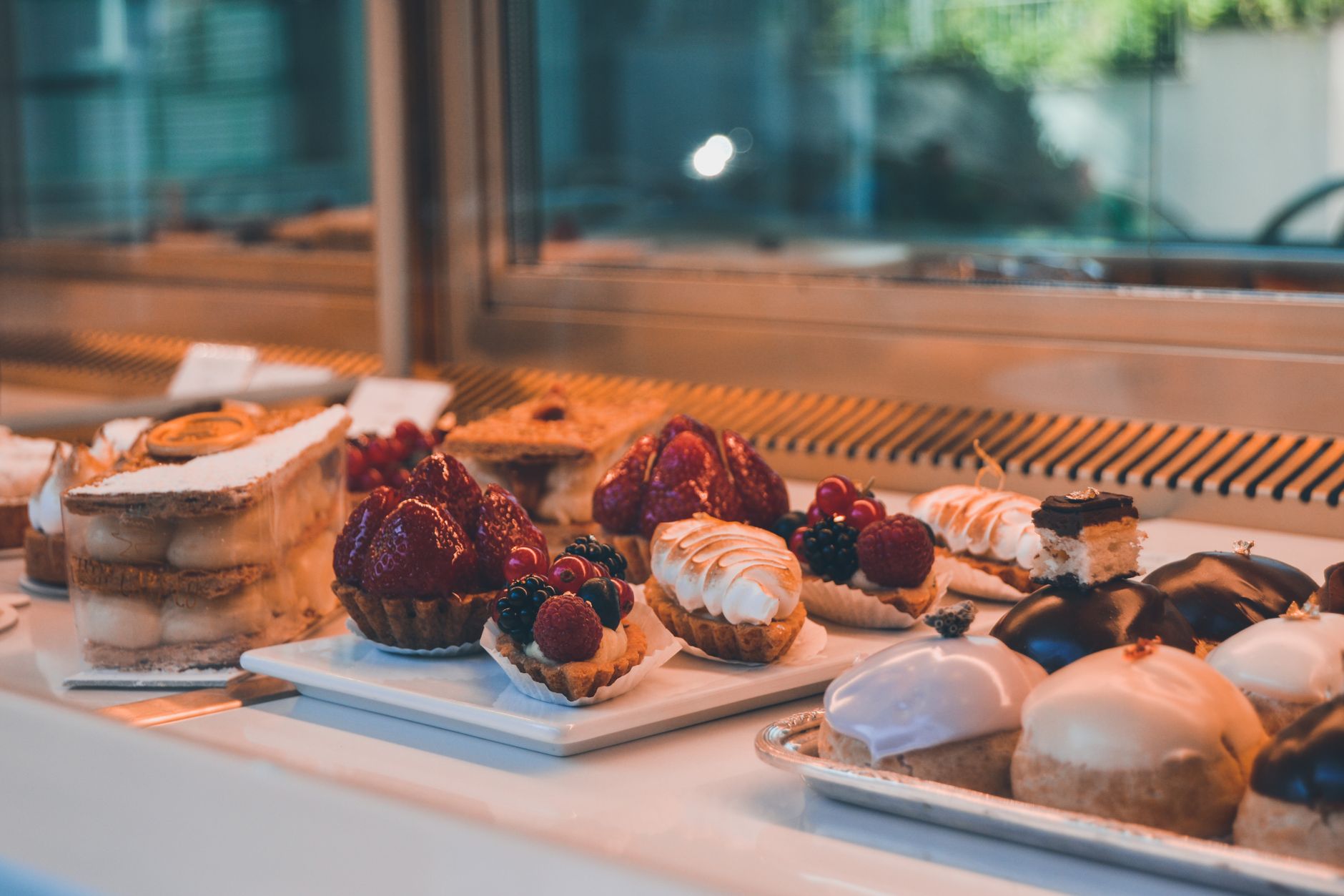 Pâtisseries maison sucrées naturellement avec dattes, sirop d'érable et miel sur une table en bois